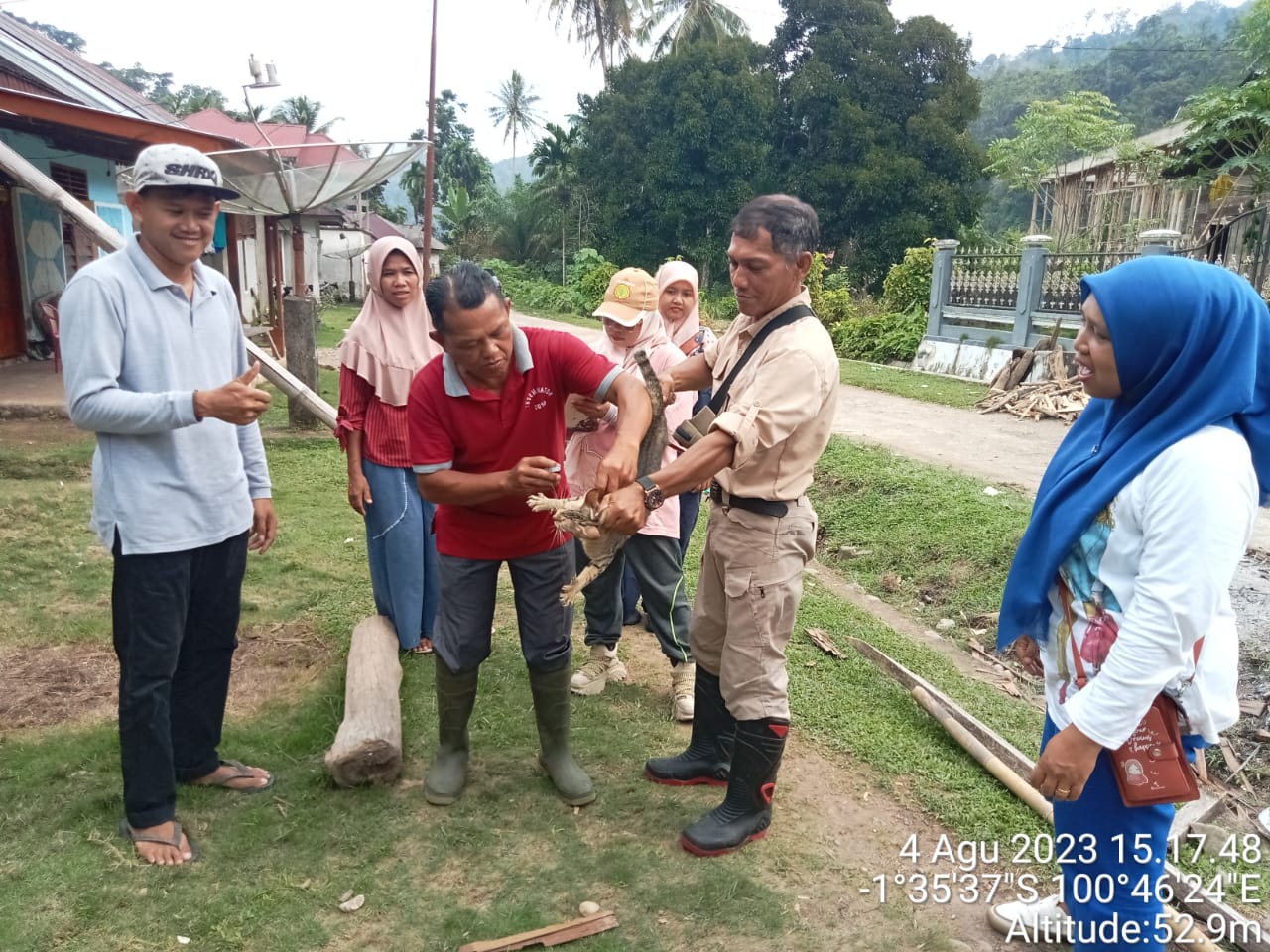 Puskeswan Terpadu  Sutera Melaksanakan  Vaksinasi Rabies  di Kampung Akad
