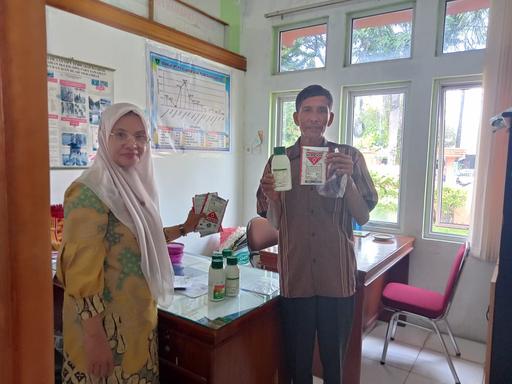 MEMBERIKAN BANTUAN PESTISIDA KE KELOMPOK TANI YANG TANAMANNYA TERSERANG OPT 