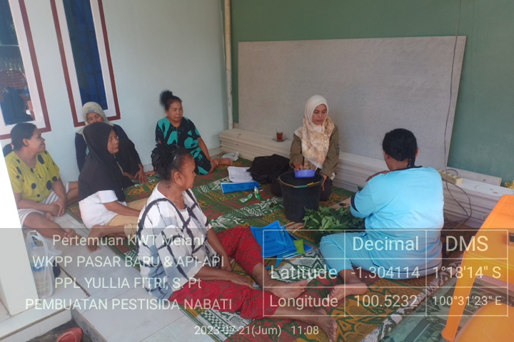 Praktek Prmbuatan Pesnab di KWT Melani Pasar Baru Bayang