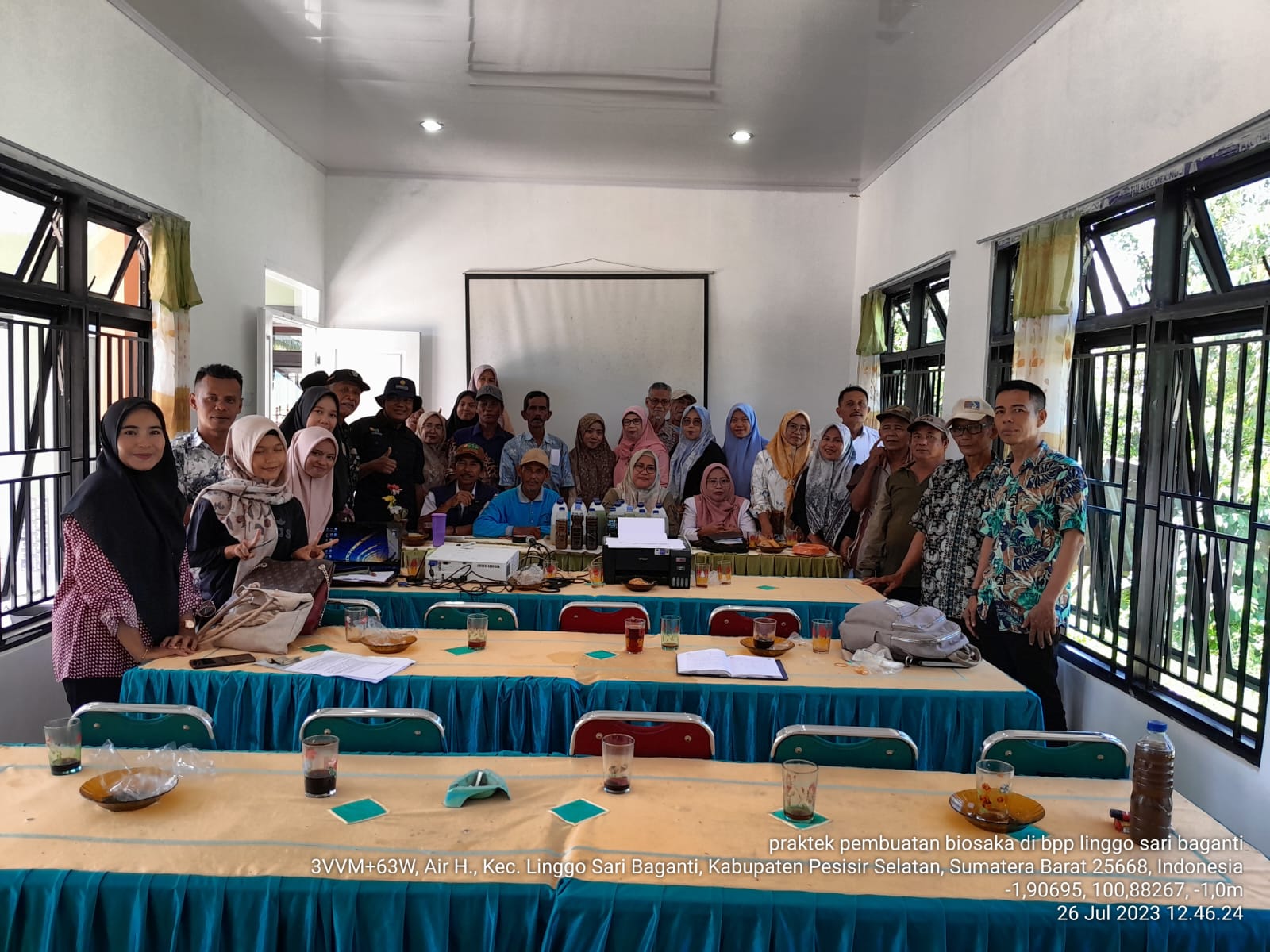 30 orang petani di kecamatan Linggo Sari Baganti pelatihan pembuatan biosaka.