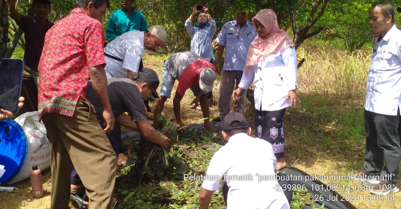 Pelatihan Tematik Pembuatan pakan ternak alternatif dari daun kelapa sawit 