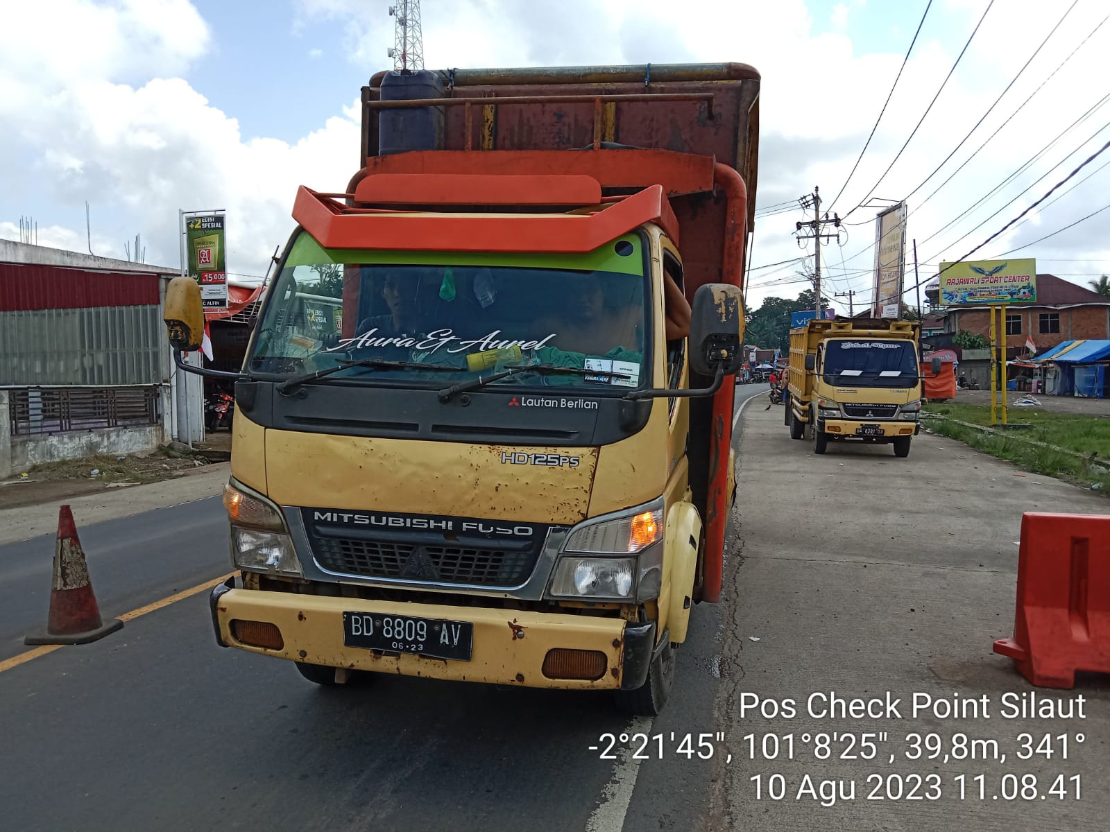 PETUGAS CHECK POINT SILAUT LAKUKAN PEMERIKSAAN LALU LINTAS TERNAK DI PASAR SILAUT