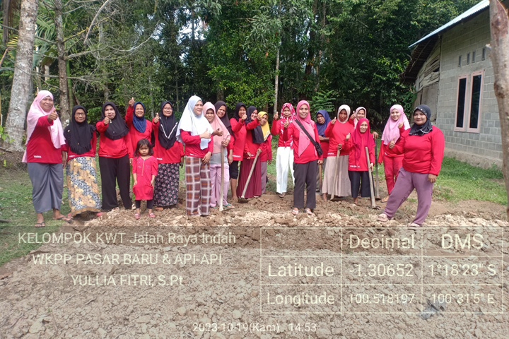 PPL PASAR BARU lakukan pendampingan dalam pengelolaan lahan demplot KWT JALAN RAYA INDAH LUBUK KUMPA