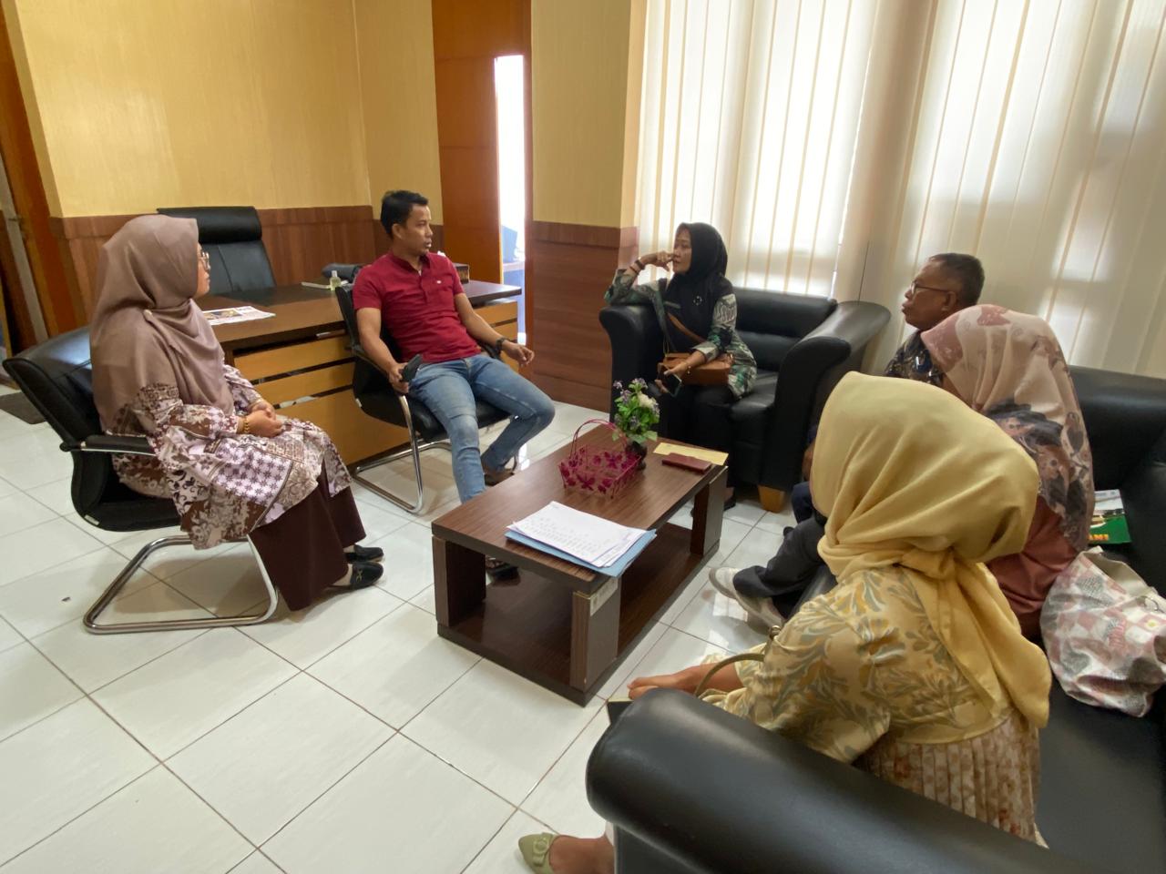 Konsultasi permintaan narasumber  sosialisasi larangan pemotongan ternak betina produktif ke DPKH Pr