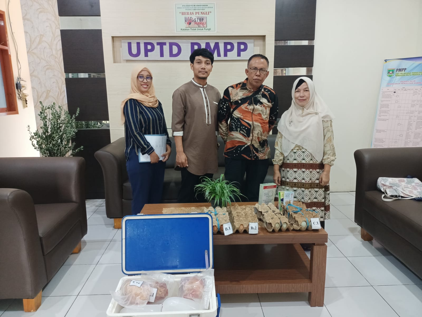 Mengantarkan sampel pangan asal hewan ke laboratorium PMPP DPKH Provinsi Sumatera Barat di Padang