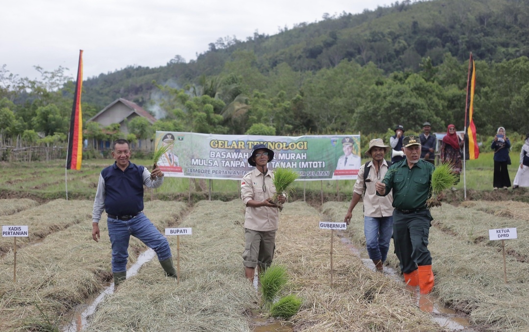 Gubernur Mahyeldi Tinjau Pameran dan Gelar Teknologi Pertanian di Pessel 