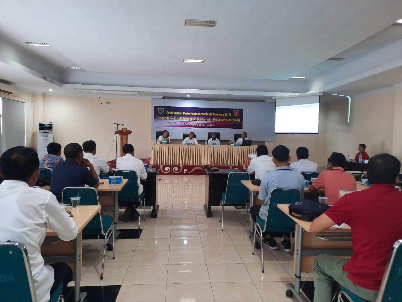 KEPALA PUSKESWAN PAINAN JADI NARASUMBER ACARA KIE PENGENDALIAN DAN PENANGGULANGAN PMK DI KABUPATEN A