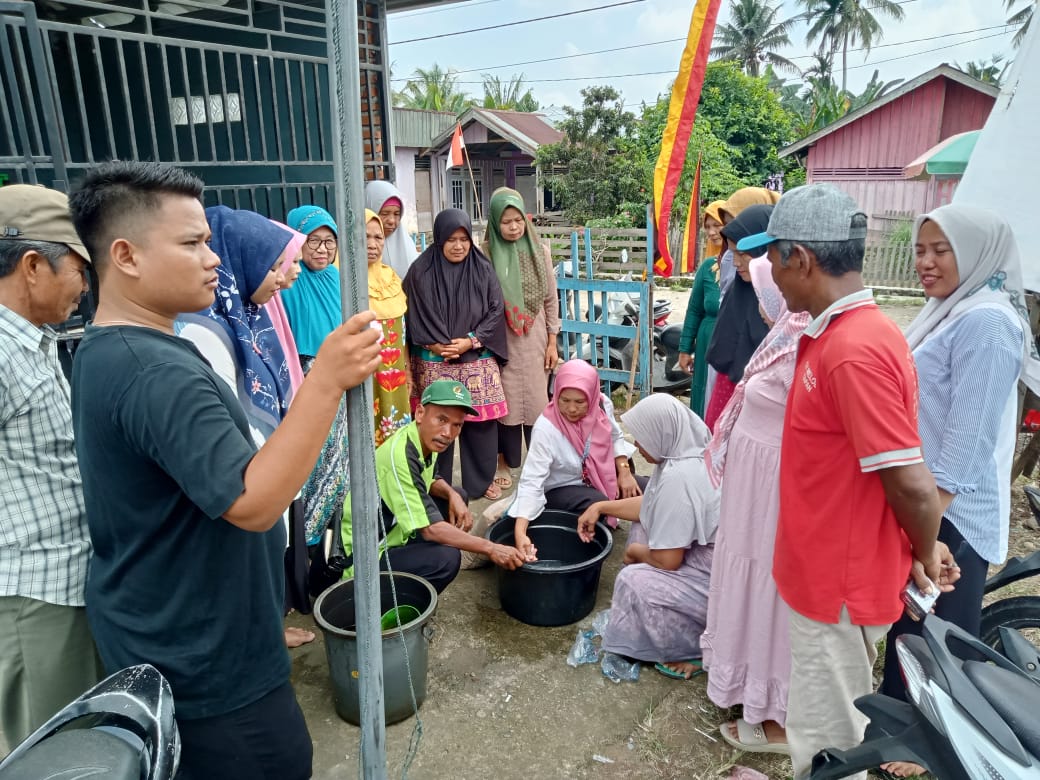 Pimpinan BPP BAB Tapan dan PP Supervisor melakukan Demosstrasi Seleksi Benih menggunakan air garam d