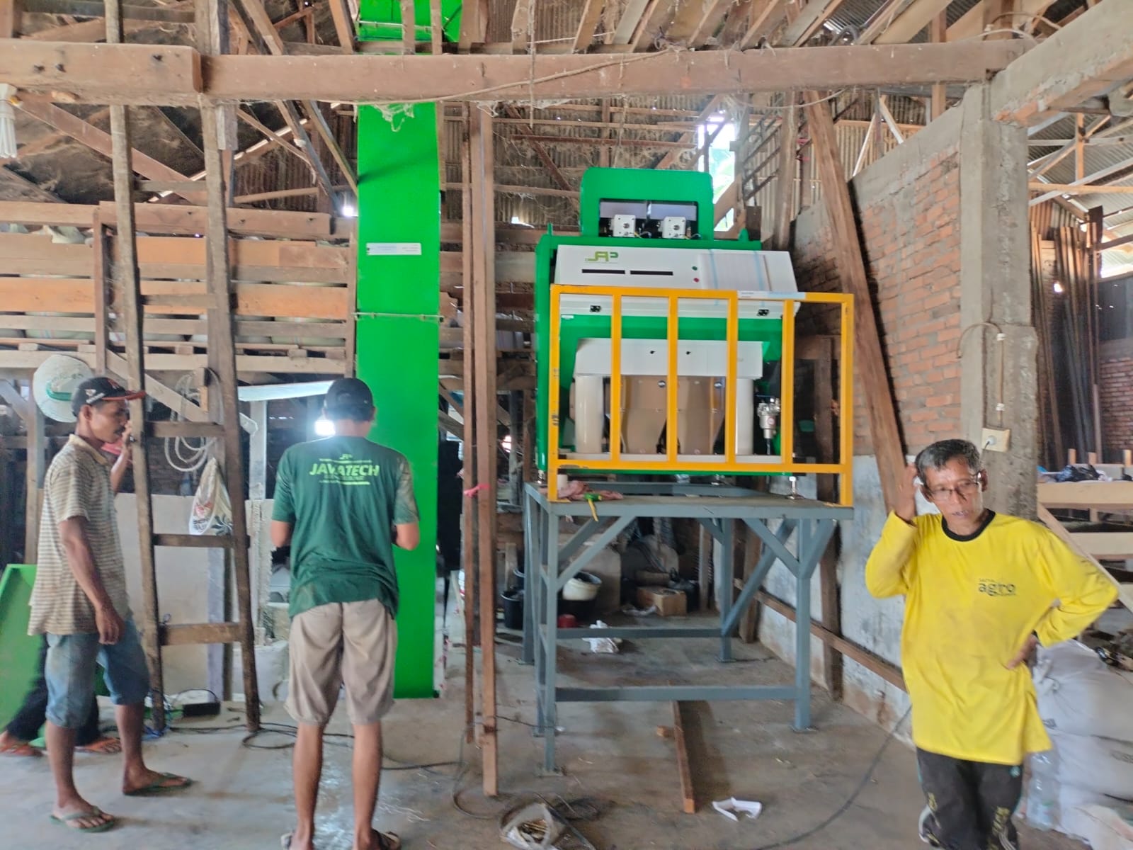 PEMBINAAN DI KELOMPOK TANI PENERIMA BANTUAN COLOUR SORTER (PEMASANGAN COLOUR SORTER)