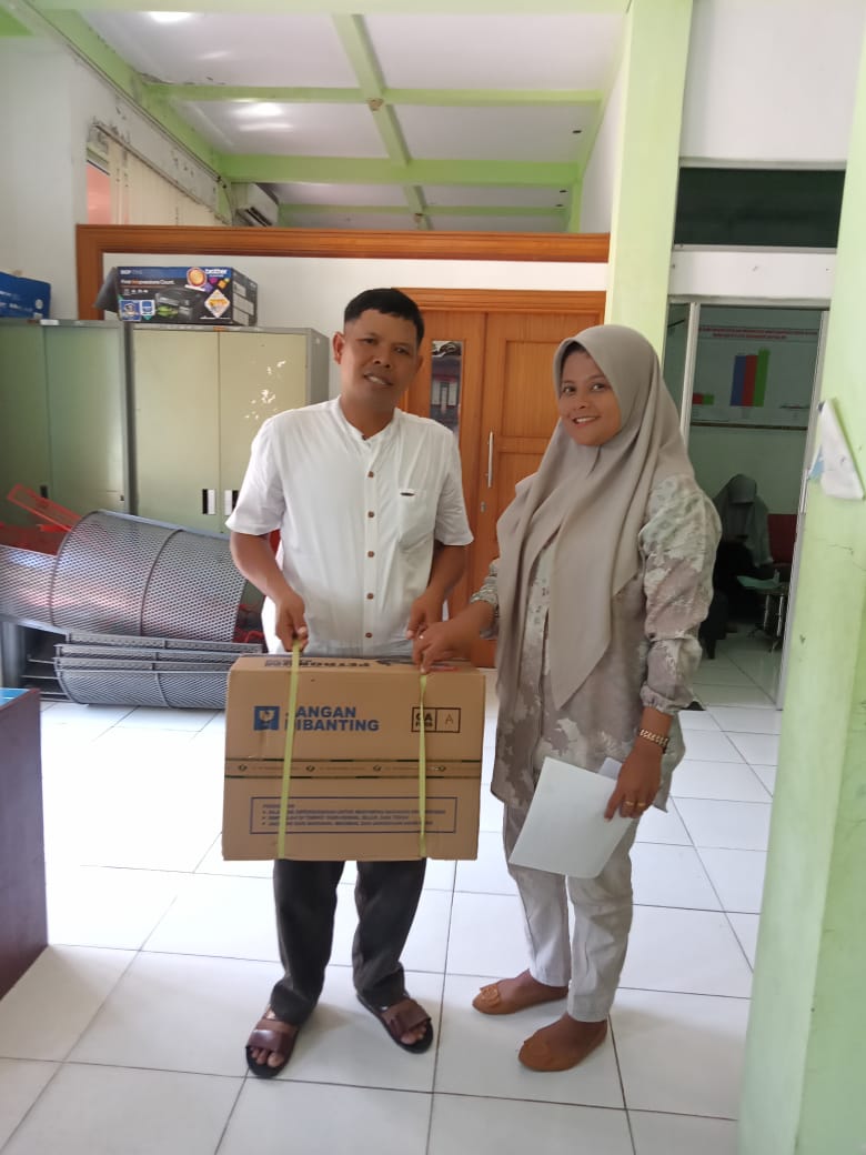 MEMBERIKAN BANTUAN PESTISIDA KE KELOMPOK TANI TUNAS BARU NAGARI PONDOK PARIAN LUNANG KEC LUNANG