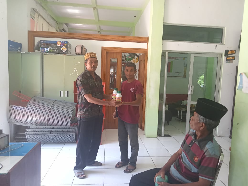MEMBERIKAN BANTUAN PESTISIDA KE KELOMPOK TANI KAMPUNG BARU KEC IV JURAI