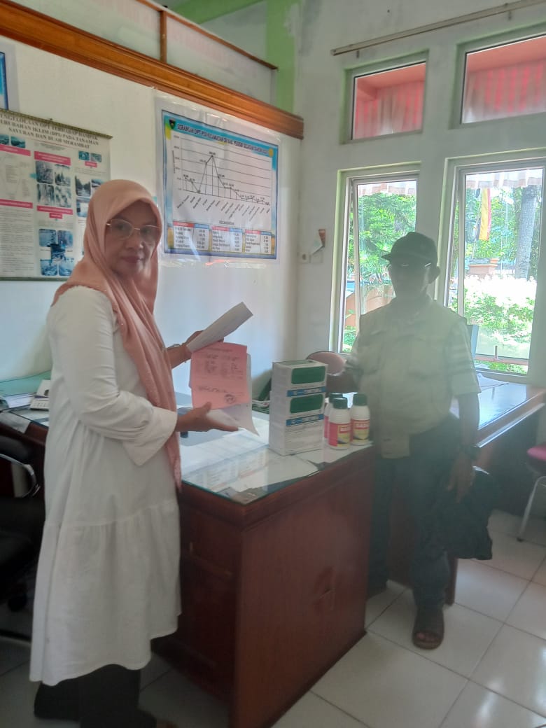 Memberikan Bantuan Pestisida ke Kelompok yang tanamanya terserang OPT (Organisme Pengganggu Tumbuhan