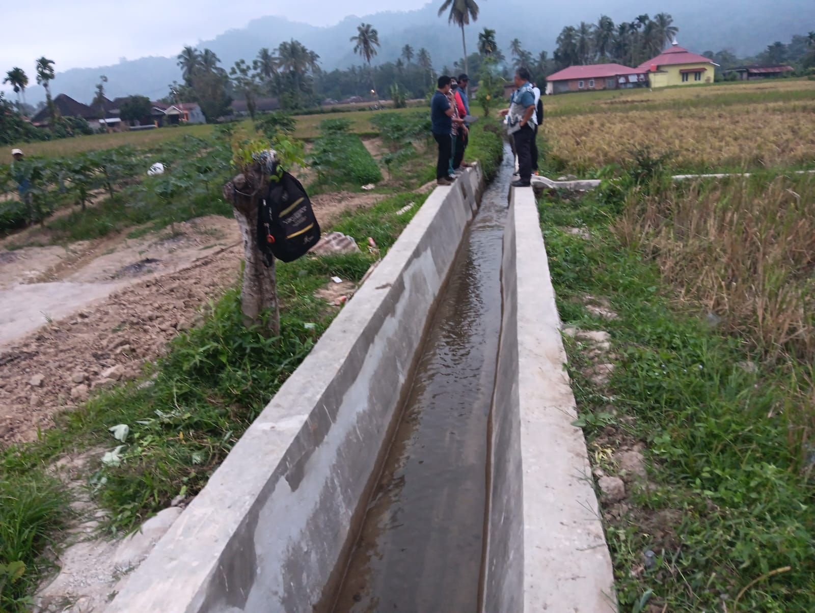 TIM TEKNIS MELAKUKAN EVALUASI KELOMPOK TANI BANDA BARUMBUANG TERHADAP PEKERJAAN RJIT