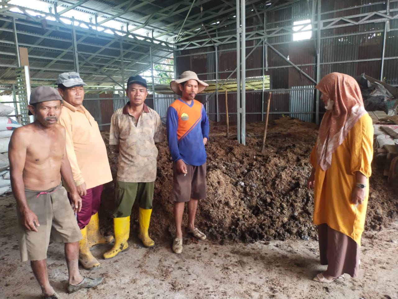 PEMBINAAN PEMBUATAN PUPUK ORGANIK TRICHO COMPOS