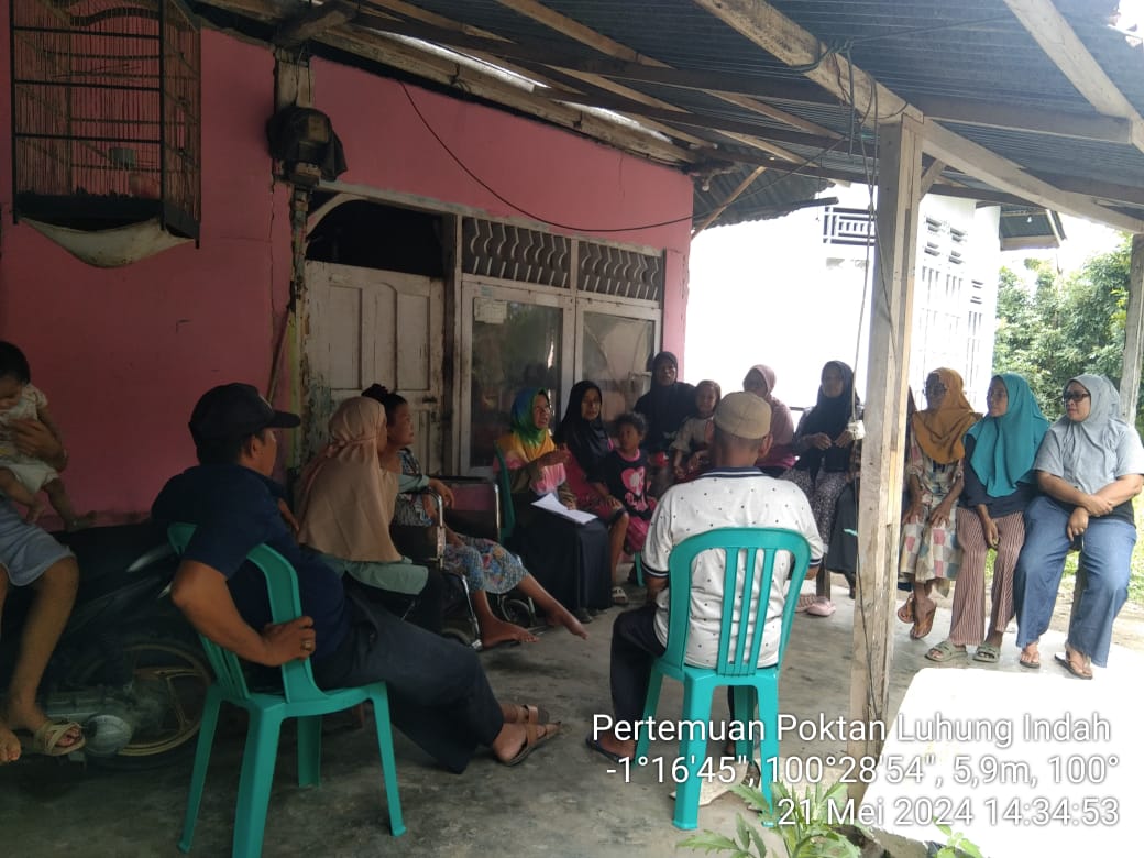 Pembuatan MOL dan Kompos Jerami Padi di Poktan Luhung Indah