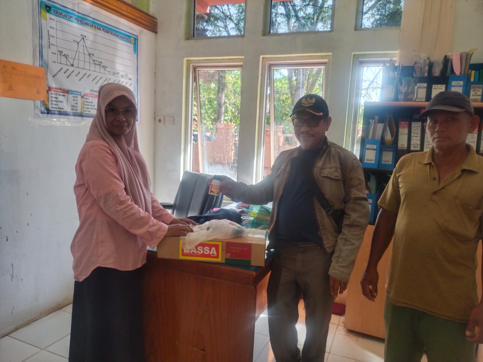 TPH-PEMBERIAN BANTUAN PESTISIDA KE KELOMPOK TANI AMPALUN JAYA KEC. IV JURAI