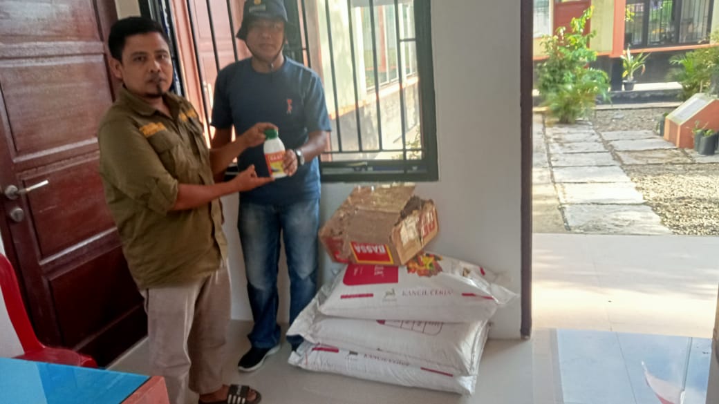 Monitoring dan evaluasi pelaksanaan demplot penyuluh melalui teknologi MTOT serta Penyerahan Pestisi