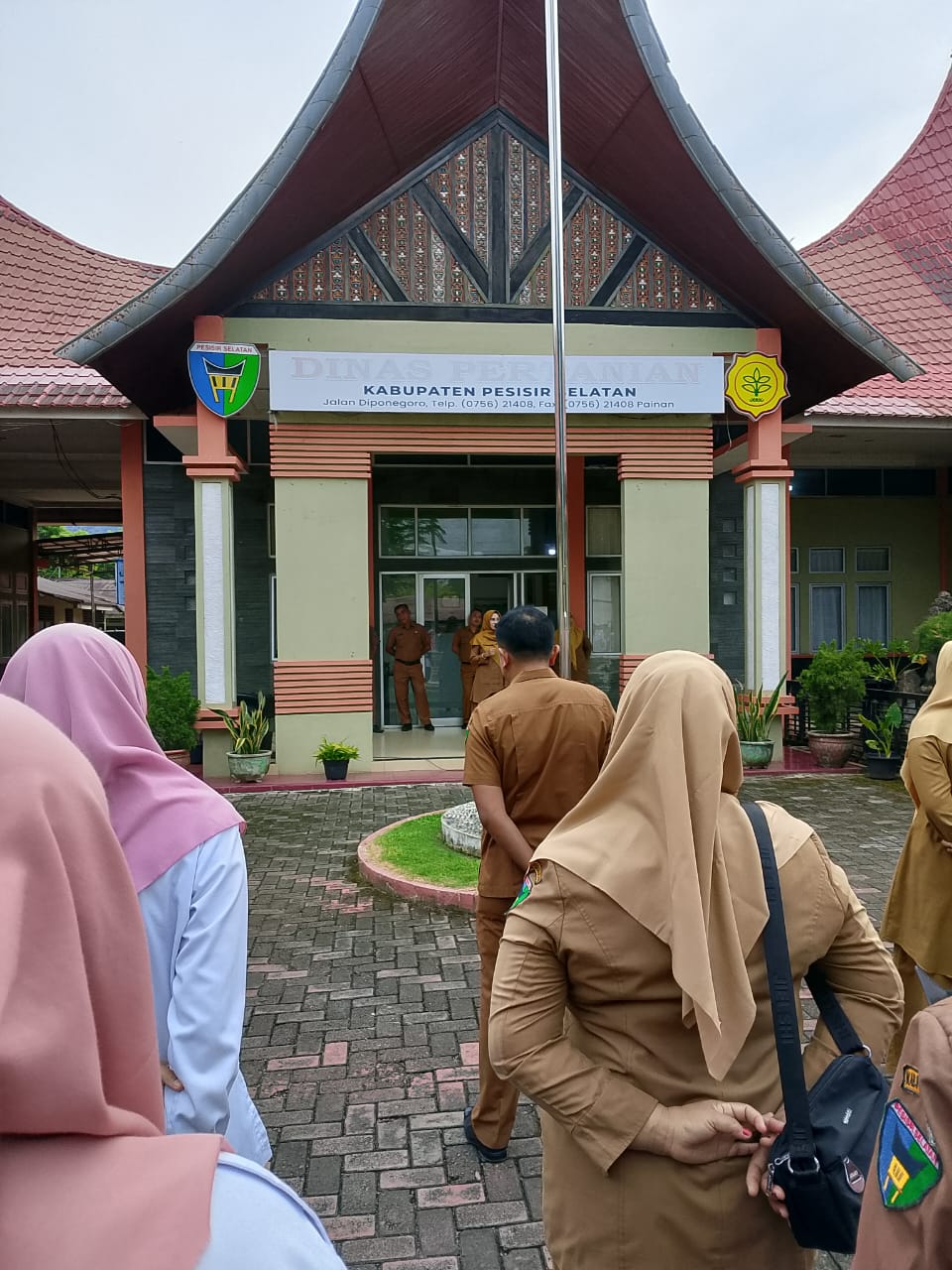 PIMPINAN DAN STAF DINAS PERTANIAN MELAKSANAKAN APEL PAGI DI KANTOR DINAS PERTANIAN PESSEL 