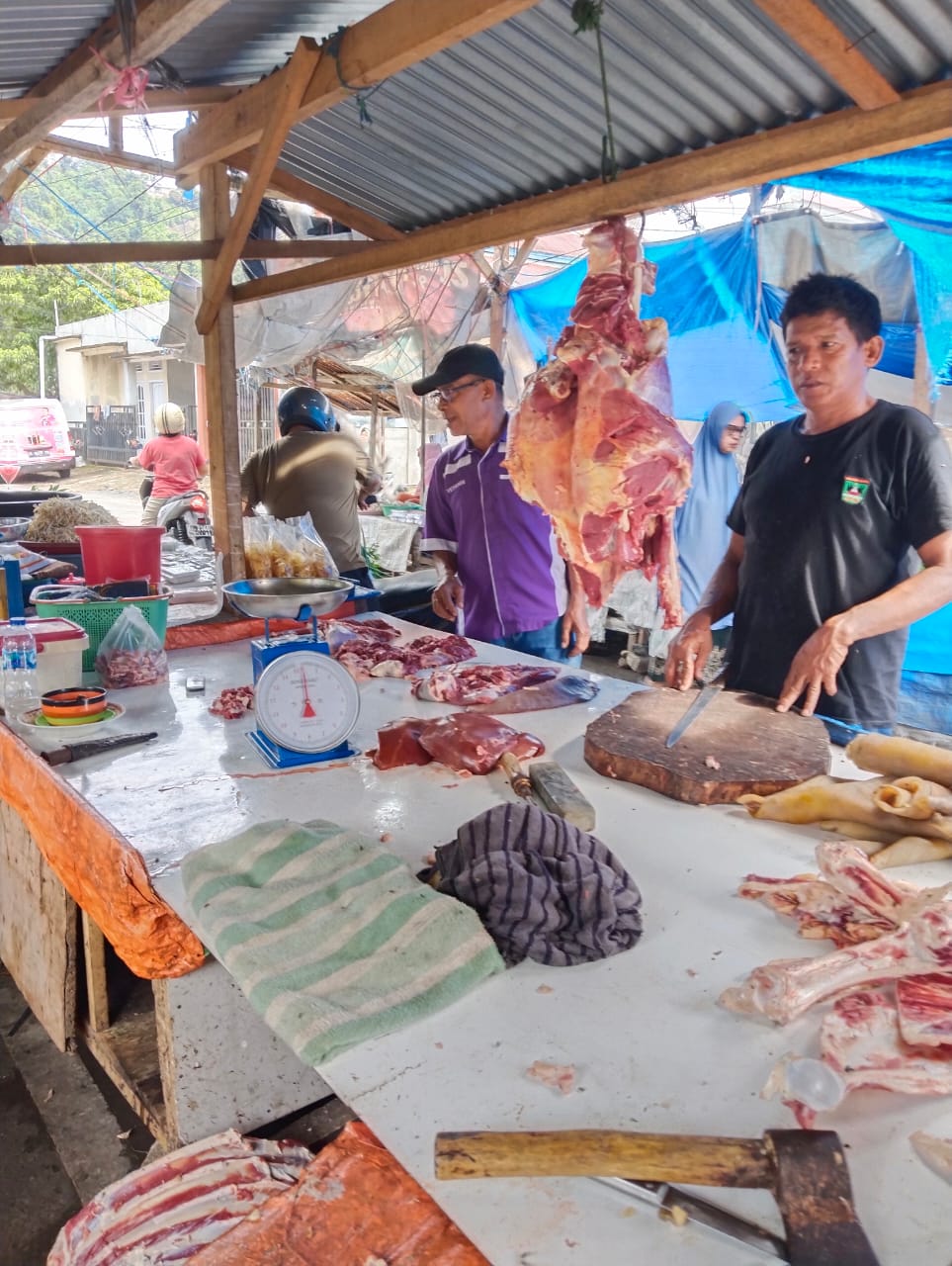 Petugas Medik Veteriner Lakukan Pemantauan Pemotongan Hewan di Pasar Painan