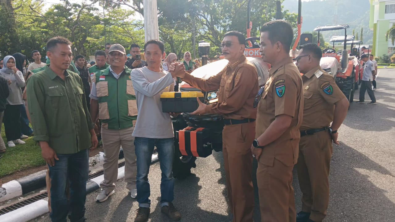PENYERAHAN ALAT MESIN PERTANIAN (ALSINTAN) KEPADA BRIGADE PANGAN KABUPATEN PESISIR SELATAN