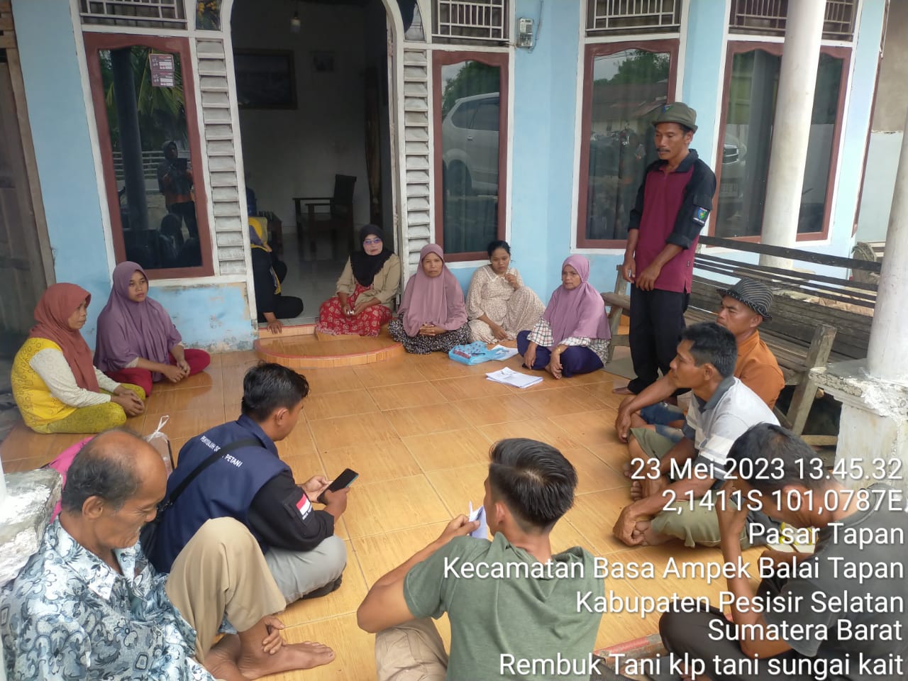 Rembuk Tani Kelompok Tani Sugai Kait sekaligus pembagian bantuan ayam di kelompok tani sungai kait