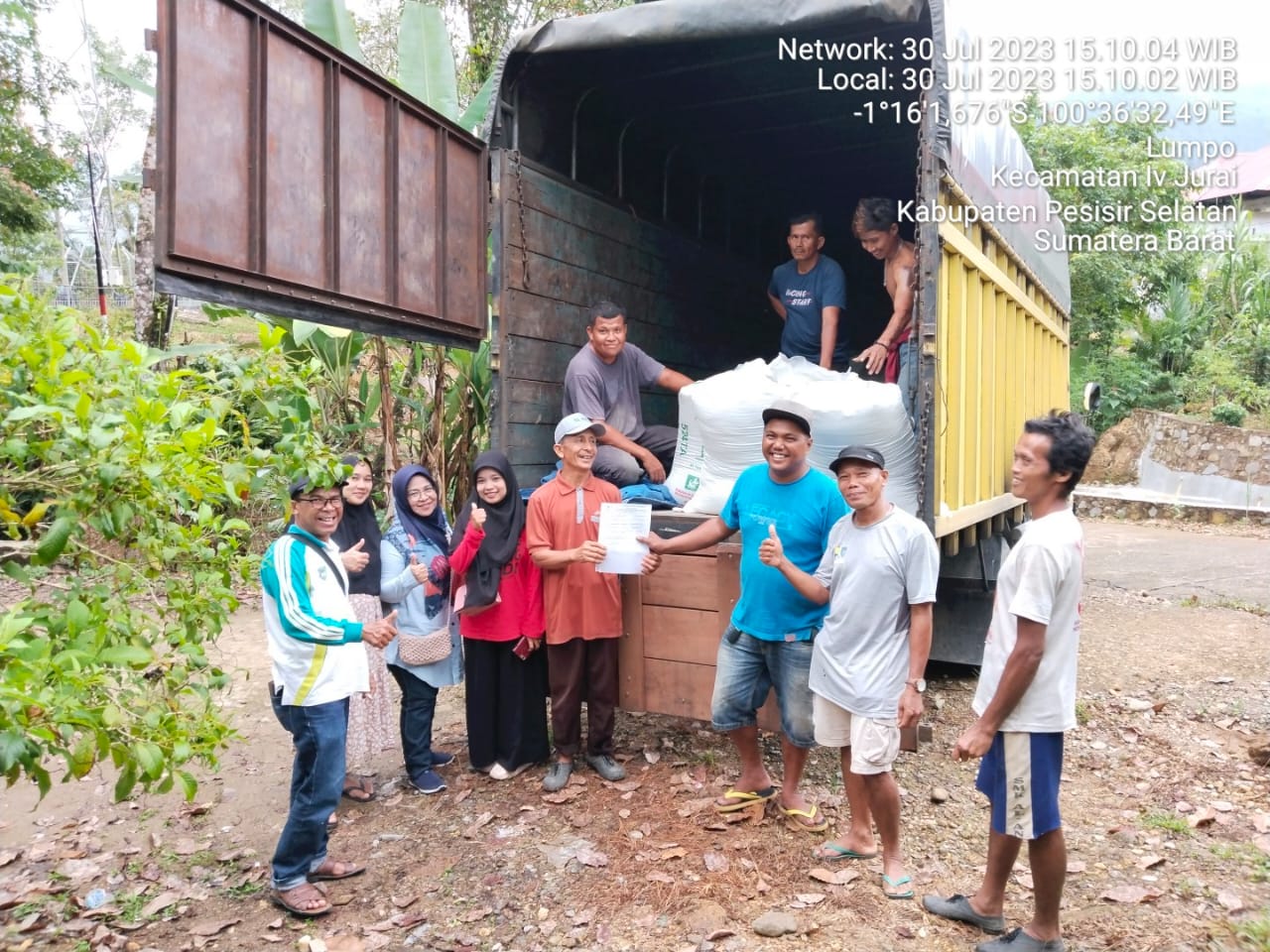 Pendistribusian Pakan Ayam Untuk Kelompok Penerima Bantuan Ternak Unggas di Kecamatan IV Jurai