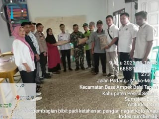 Menghadiri Penyerahan bibit Padi kepada Petani kegiatan Program Ketahanan Pangan Nagari Koto Anau