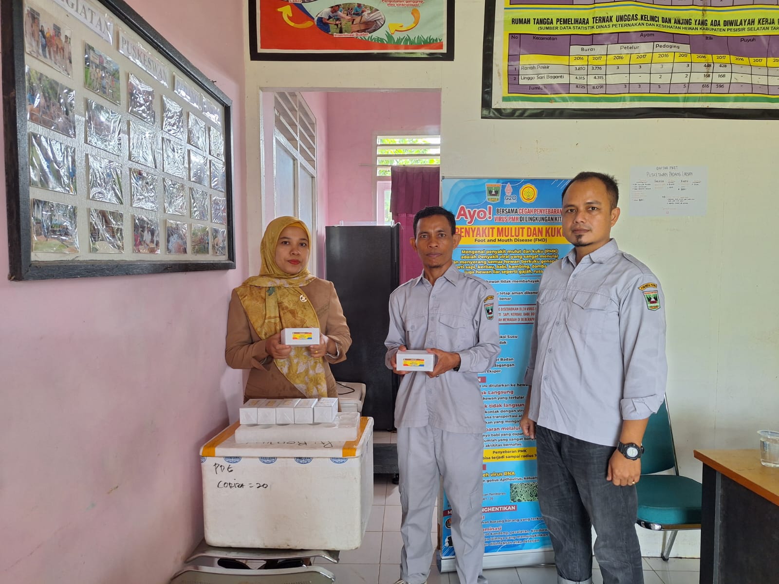 Menerima Bantuan Vaksin Rabies dari dinas Peternakan Provinsi Sumatera Barat